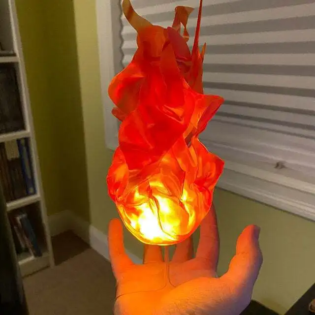 Cosplay Fireball Prop - 新しいLED浮遊炎ボール、ハロウィーンの小道具、光る炎の演出、魔法使いのパーティー装飾、コスプレアクセサリー、手持ち式、電源式。