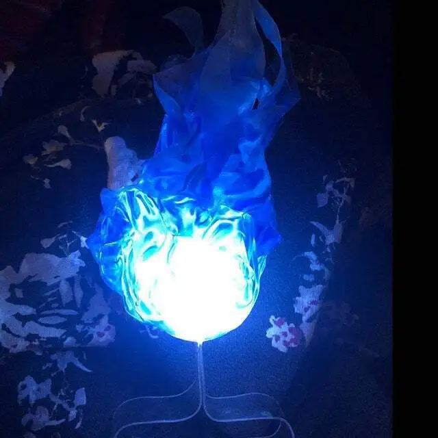 新しいLED浮遊炎ボール、ハロウィーンの小道具、光る炎の演出 - Cosplay Fireball Prop のレビューと価格